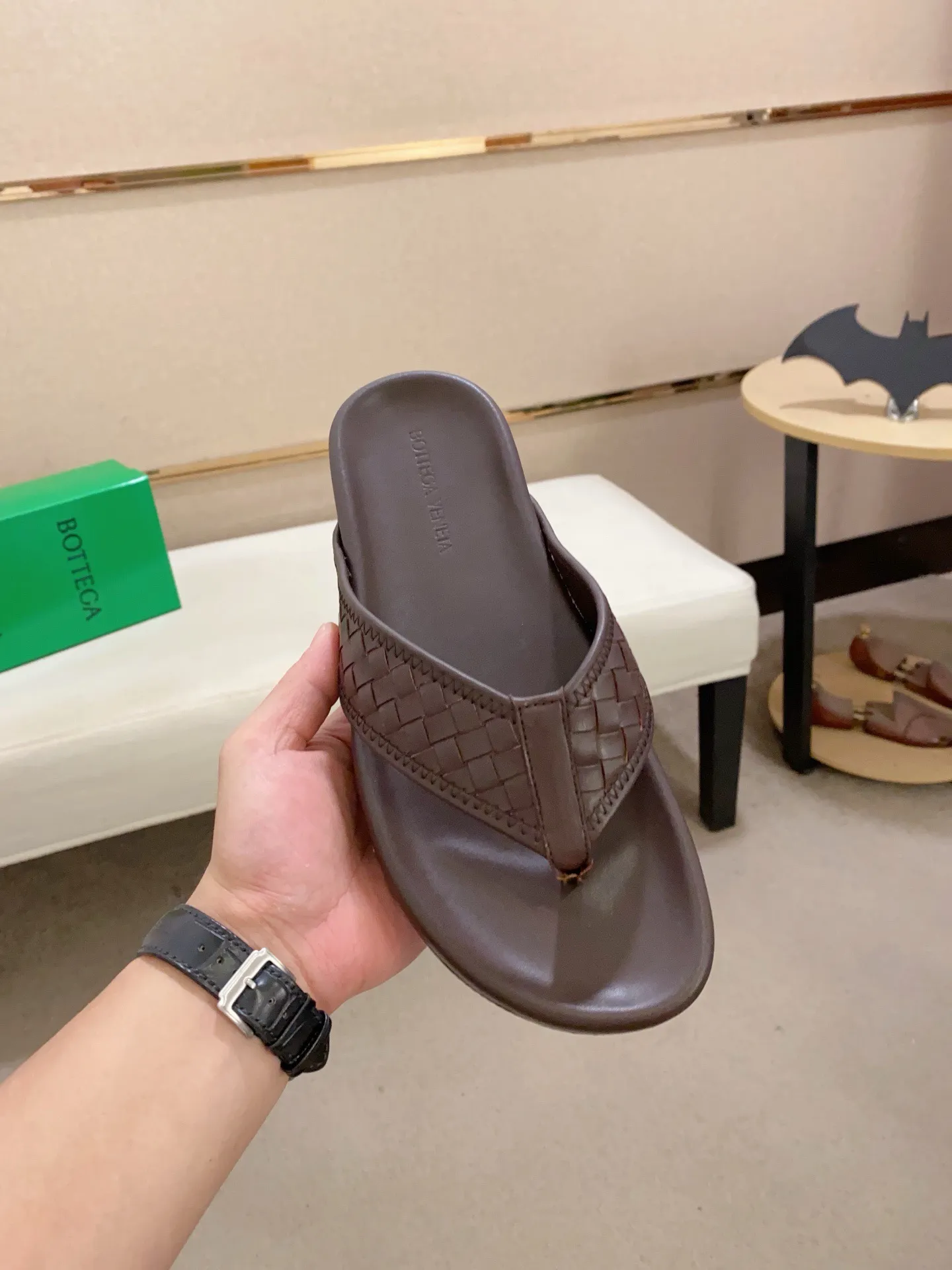 Men's shoes 💰: 320💰[BV~Bottega Veneta] Trendy new slippers are on the market. Same style as the official website. Counter quality [strong][strong][strong] Selected cow patent leather weaving. High-end atmosphere. Very cost-effective. Original wear-resistant rubber outsole. Fine workmanship. The upper layer of materials is used. The quality is visible. Shoe size 38-45.